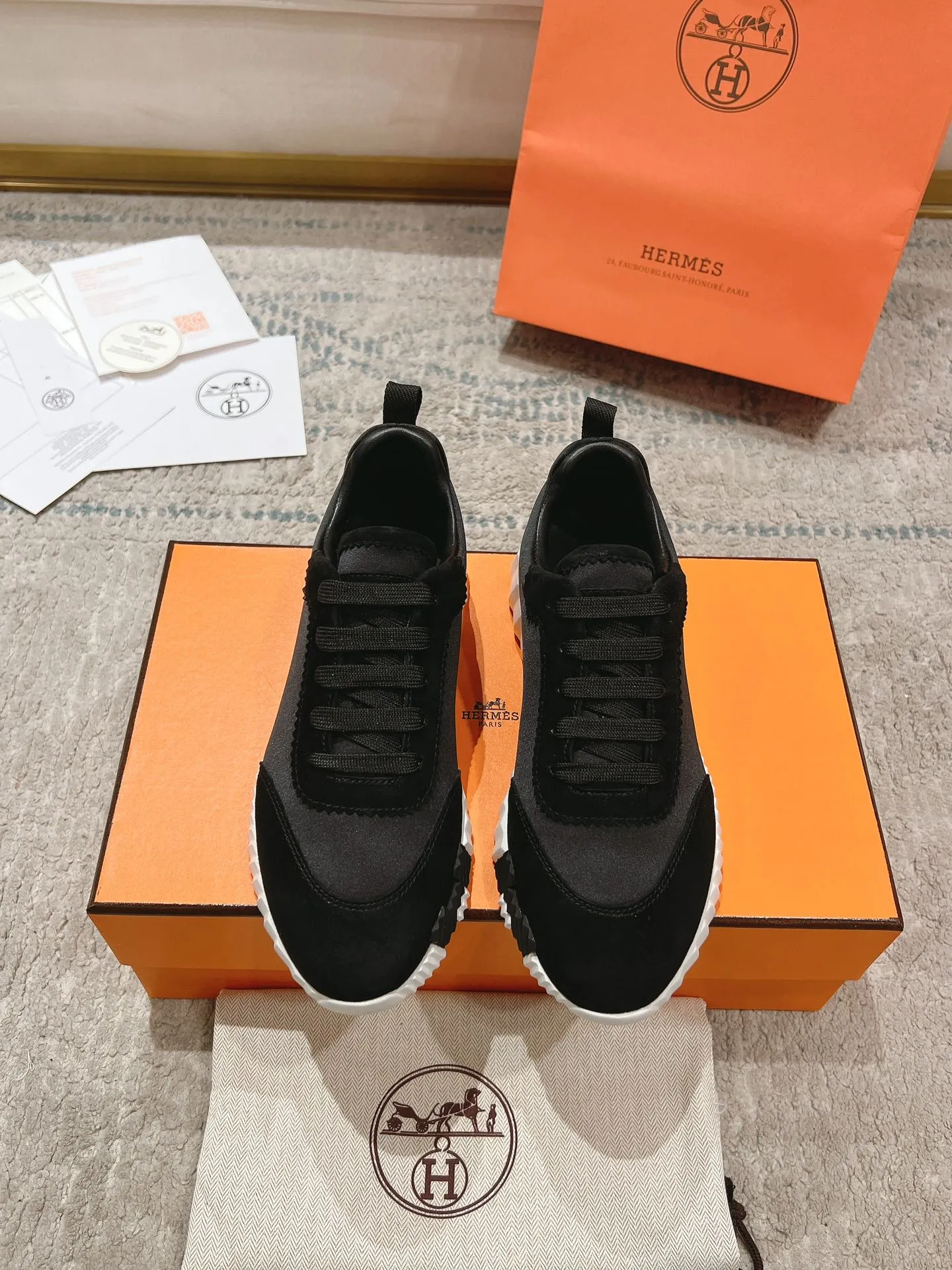 👟👟Ex-factory price 640👟👟 ‼ ️Top version 2024ss Hermès/Hermès new arrival in early autumn, casual shoes for couples👟Color-blocking design MM style, advanced fashion, simple and advanced, casual matching, very light and comfortable on the feet 🔘Upper: suede/cowhide 🔘Inner: sheepskin 🔘Outsole: original PU foam molding outsole 🔘Number of sizes: Women’s size 35-42 (40.41.42, custom made, non-refundable) Men’s size 39-46 (45.46, custom made, non-refundable) 🎁Original exquisite packaging
